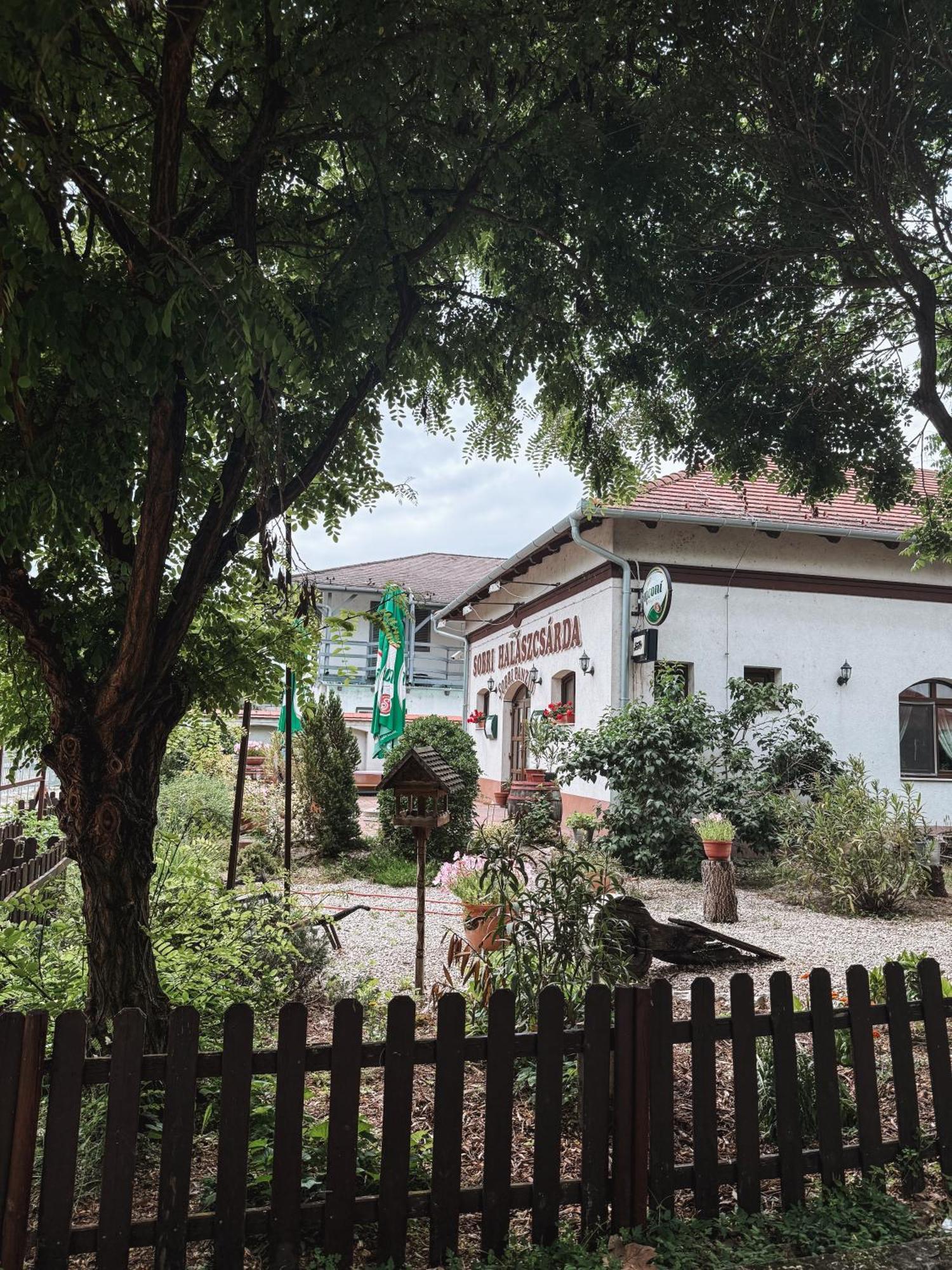 Sobri Halaszcsarda Es Panzio Baja Exterior foto