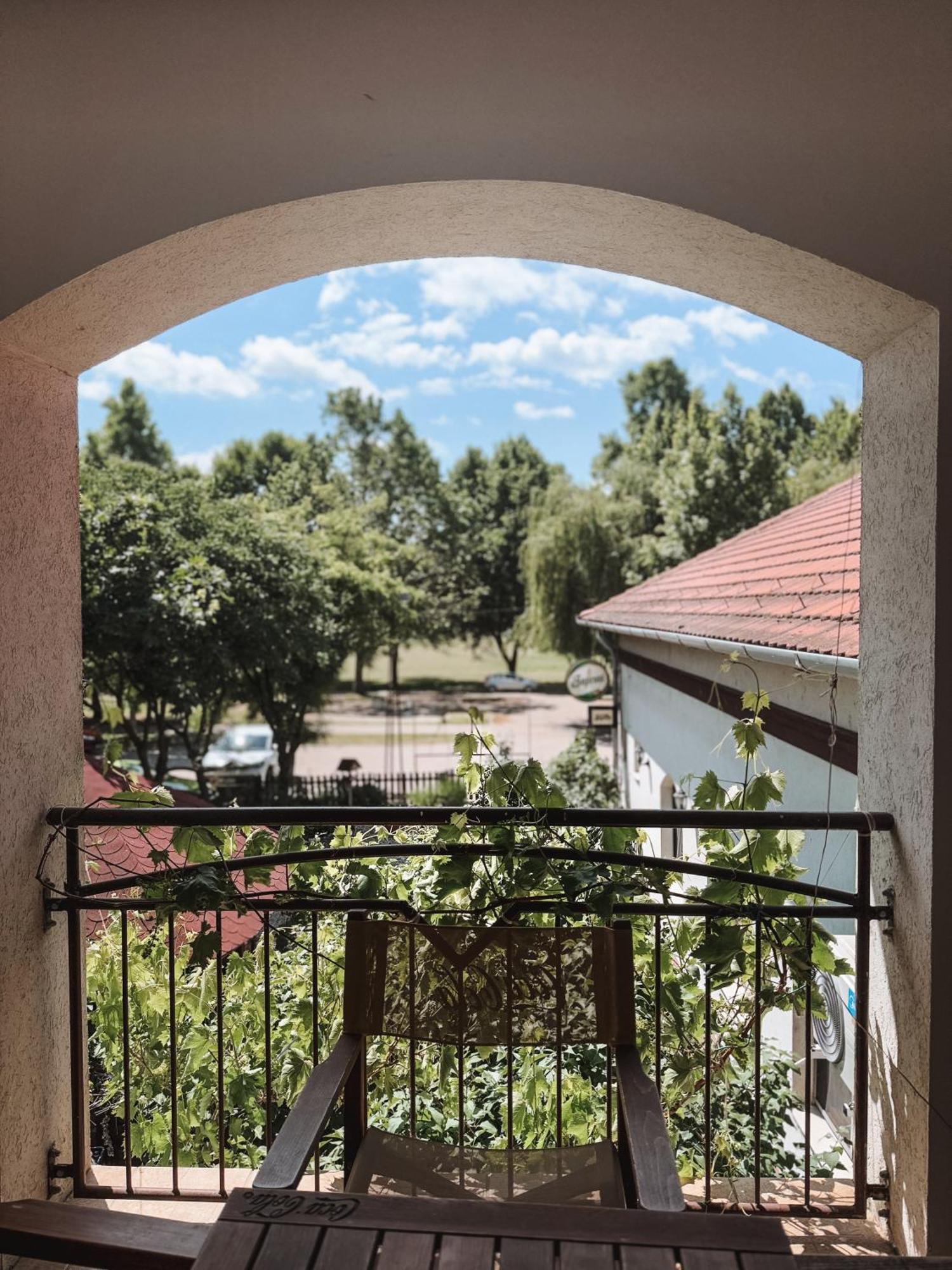 Sobri Halaszcsarda Es Panzio Baja Exterior foto